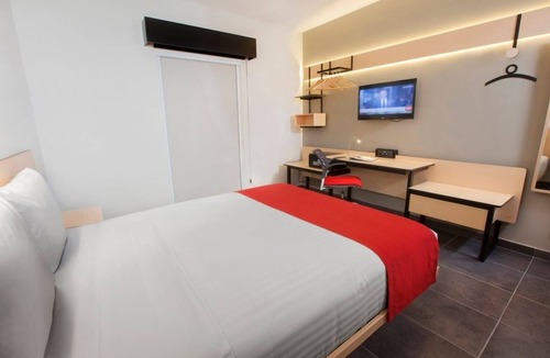 El Tezal Hotel | Prime Cabo Location | Steps to Beach, Bars, Marina & Cabo’s Nightlife Scene