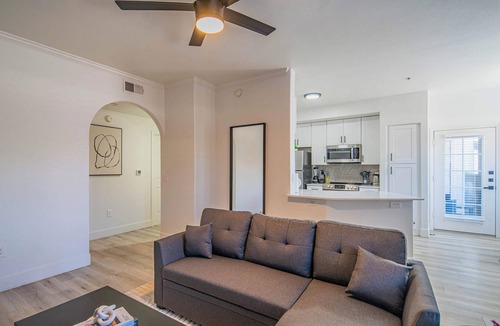 Glendale Sports and Entertainment District Apartment | Prime Location | Balcony, Pool, Gym, Parking, W/D