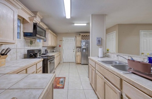 Pharr House | Private Fenced Backyard Pet Friendly Mins to Malls