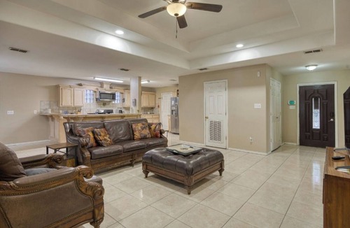 Pharr House | Private Fenced Backyard Pet Friendly Mins to Malls