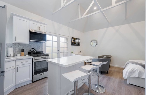 Faircrest Heights Apartment | Private modern studio in the heart of LA. Fully equipped w/full kitchen, W/D