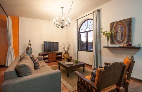 La Paz House | private Pool, walk to malecón, 2 BR estilo hacienda