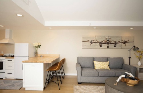 Sunset Park House | Private Quiet Retreat - Minutes to Beach & City, Solo-Friendly Casita