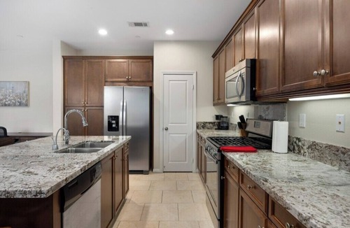 Greenacres House | Private Retreat Near River Walk, Marketplace, CSUB