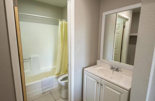 Mesa Hotel | Private Room w/Queen Deluxe + Bathtub Near Downtown Mesa Attractions