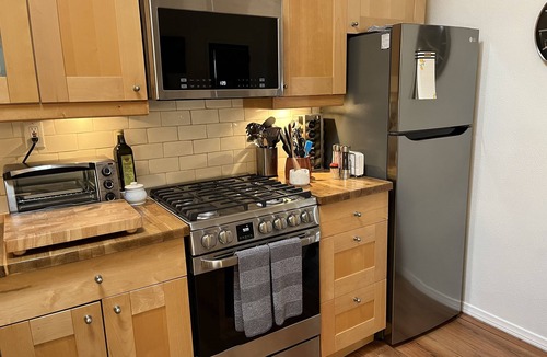 Toluca Lake Cottage | Private, secure guest cottage w/garden close to Universal City.