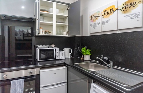 Haringey Apartment | Private Studio for 4 | 3-Min to Piccadilly Line