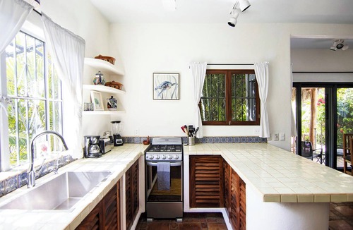 San Francisco Apartment | Private, Tranquil Apartment just blocks from town center w/lush tropical patio