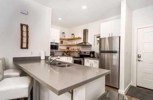 Brownsville House | PROMO 10% WEEKLY/15% MONTHLY Townhouse birdwatching SP Island and Mexico Apt. B