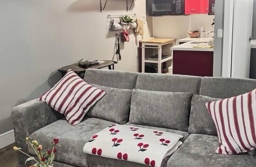 Jasper House | PROMO 5% WEEKLY DISCOUNT, ONLY FOR NOV/DEC/JAN/FEB. Downtown Jasper Suite