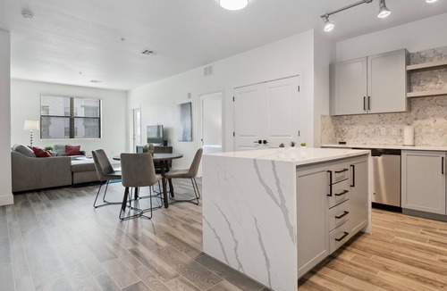 Booker T. Washington Apartment | PURE SUITES 2 Bed Downtown Phoenix Gym Pool Grills Parking