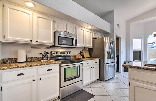 Chandler Cottage | Putting Green! Desert Group Getaway in Chandler