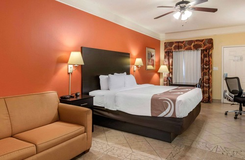Mercedes Hotel | Quality Inn & Suites at The Outlets Mercedes/Weslaco