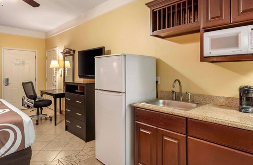 Mercedes Hotel | Quality Inn & Suites at The Outlets Mercedes/Weslaco