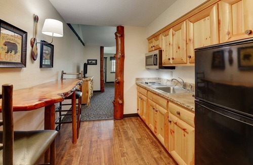 Onalaska Hotel | Queen Suite w/Full Kitchen, Patio & Free Breakfast | 4mi to Lake Onalaska