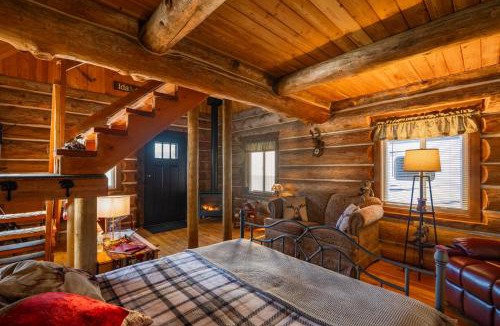 Bonners Ferry House | Quiet Log Cabin Gazebo Near River & Trails