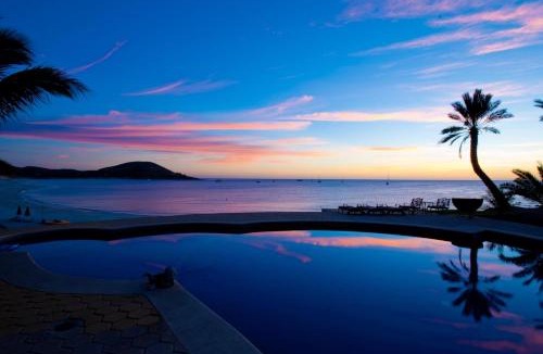 Ensenada Los Muertos Villa | Rancho De Costa by Cabo Villas