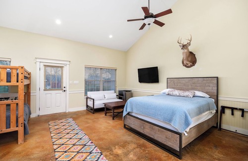 Raymondville Resort | Rancho Los Alacranes- Large Retreat Venue in the Rio Grande Valley- sleeps 41