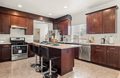 Eastvale Villa | Rare Oversized Home/7BR 5BA/2 Kits 3LR/12Beds/4Tvs/Near Ontario Airport