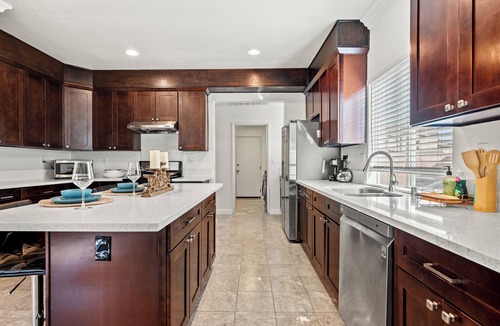 Eastvale Villa | Rare Oversized Home/7BR 5BA/2 Kits 3LR/12Beds/4Tvs/Near Ontario Airport