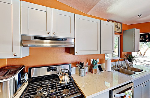 Pioneertown House | Rawhide Ranch -Walk to Pappy & Harriets w/Hot Tub!