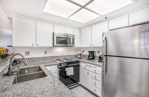 Downtown Palm Springs Condo | Recently Remodeled Deauville Condo + Next to Casino + Walk Everywhere in Downtow