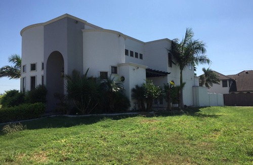 Mission House | Relax and Enjoy in Our Spacious Country Club Estate