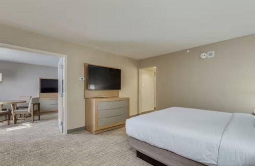 Chandler Hotel | Relax in a Spacious Modern Room Near Chandler Fashion Center – 4.5 miles
