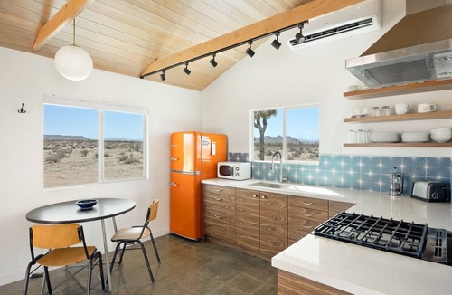 Landers House | Relax In Style At The Green Jackrabbit - Hot Tub, Record Player 1 Bedroom Home by RedAwning