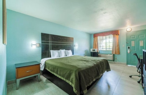 Harlingen Hotel | Relax King Bed Room Near Harlingen Municipal Golf Course - Great Location
