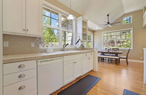 Groveland House | Relax & Refresh near Yosemite! Stunning Pine Mountain Lake Chalet