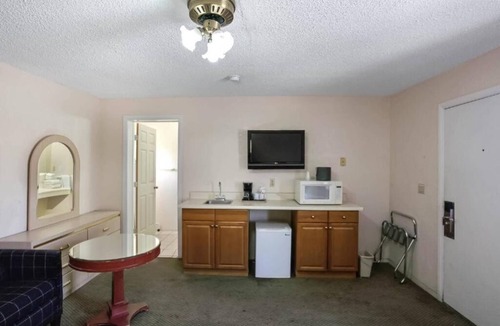 Yuma Hotel | Relaxing 3 Queen Bed Room Near Yuma Territorial Prison Park & West Wetlands Park