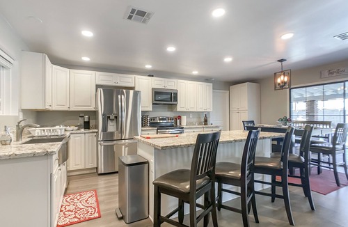 Tempe Gardens House | Relaxing Oasis! 5 bedroom 3 bath with Pool