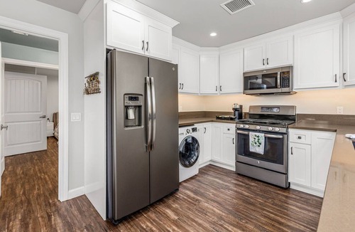 South Oceanside House | Relaxing, Romantic, and Fun! Private, Quiet, and Less than a mile to the Ocean!