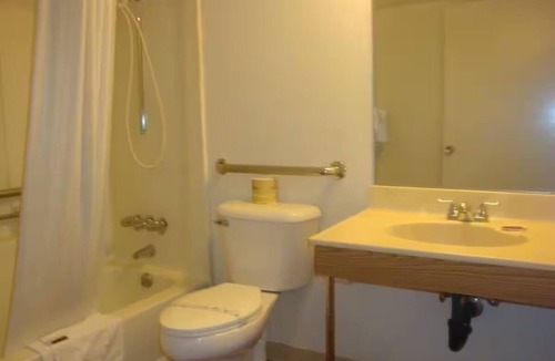 Lake Havasu City Hotel | Relaxing Room Near London Bridge & Windsor Beach | Free Parking, Pets Allowed