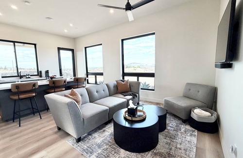 Temecula House | Relaxing Wine Country Stay - Hot Tub - Agave Farm