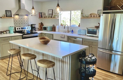 Desert Hot Springs House | Remote Desert Oasis+Pool+Hot Tub+Pickleball+Views
