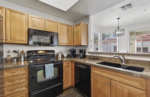Central Scottsdale Condo | Resort-Style Scottsdale Retreat with Heated Pool. King Bed. Minutes to Old town