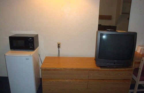 Lake Havasu City Hotel | Restful Stay Near Local Restaurants | w/Free Parking + Pets Allowed