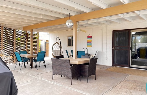 Woodbriar House | RETRO ABSTRACT, 4 BEDROOM WITH A COMPLIMENTARY HEATED POOL