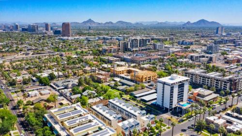 Roosevelt Apartment | Retro-Modern Hideout in DTPH Pool & Parking