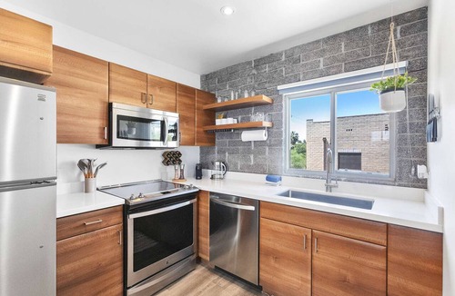 Roosevelt Condo | Retro-Modern Hideout in DTPH – Walkable + Pool