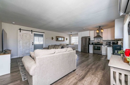 Winchester House | Retro Ranch-10bd-Pool-Hot Tub-Games-Pickleball