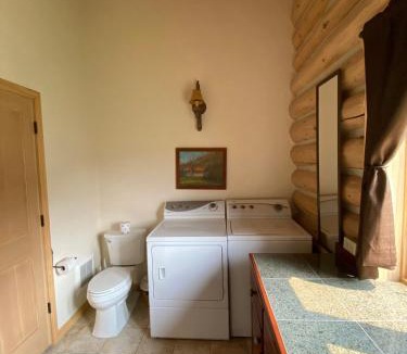 Darby House | Rocky Mountains Getaway: Gorgeous Log Cabin in Darby, Montana