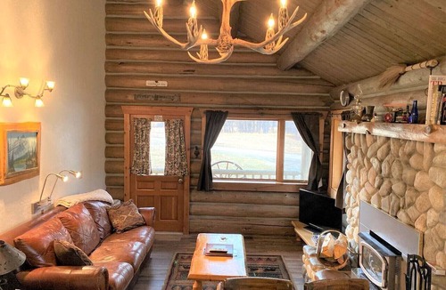 Darby Cabin | Rocky Mountains Nature Escape: Amazing Log Cabin in Darby, MT