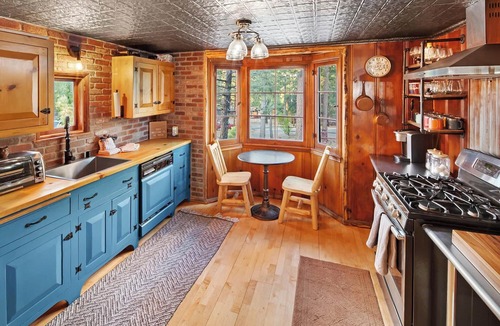 Boulder Bay Cabin | Rocky Ridge Cabin By Destination Big Bear:Incredible Natural Landscape Setting w/Genuine Log Cabin! Peaceful & Private Outdoor Fire Pit! Cozy Mountain Ambiance! Game Table! PET FRIENDLY!
