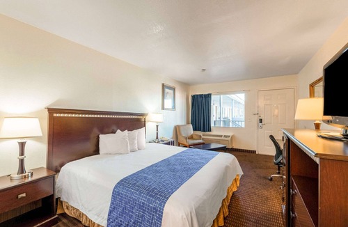 Metro North Corporate Park Hotel | Rodeway Inn Phoenix North I-17