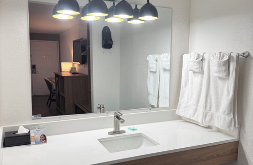 Thousand Palms Hotel | Rodeway Inn & Suites Rancho Mirage - Palm Desert Area