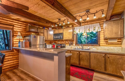 Idyllwild Cabin | ROMANTIC LOG CABIN ~ Quiet, Clean, Cozy ~Walk to Trails, 3 Min to Town!