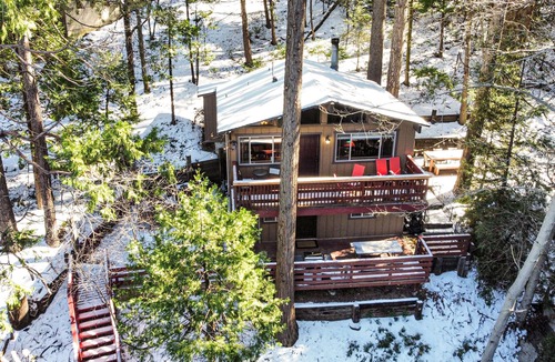 Crestline Cabin | Romantic, Pet-Friendly Cabin. 5-min walk to Lake. 2 BBQ + 2 Decks + Fire Pit/EV